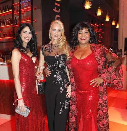 Josye Santos, Manuela Jansen, Deborah Woodson bei der LAMBERTZ-Fine Art-Kalenderpraesentation im Rosati Restaurant Koeln.