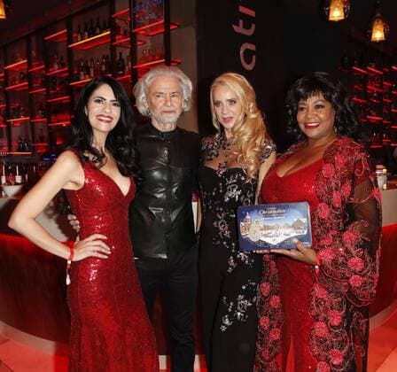 Josye Santos, Dr. Hermann Buehlbecker (Alleininhaber LAMBERTZ), Manuela Jansen, Deborah Woodson bei der LAMBERTZ-Fine Art-Kalenderpraesentation im Rosati Restaurant Koeln.