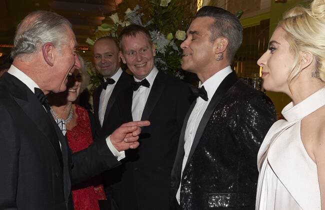 Themen der Woche Bilder des Tages Prinz Charles und Camilla treffen Lady Gaga und Robbie Williams bei der Royal Variety Performance in London . 06 12 2016. London, United Kingdom. The Prince of Wales and the Duchess of Cornwall meet Robbie Williams and Lady Gaga at the Royal Variety Performance in London.  xROTAx xi-Imagesx IIM-13971-0001
