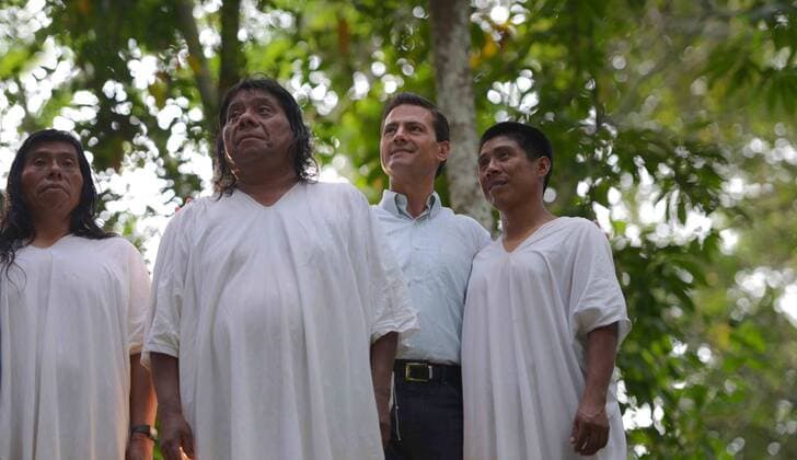Mexiko - Präsident Nieto im Urwaldgebiet Selva Lacandona December 6, 2016 - Selva Lacandona, Chiapas, Mexico - Mexican President Enrique Pena Nieto meets with representatives of indigenous tribes during a tour of the Lacondon jungle December 6, 2016 in Selva Lacandona, Chiapas, Mexico. The president toured the remote region and declared it a protected biosphere zone for both the habitat and indigenous people. Selva Lacandona Mexico - ZUMAp138 20161206_zaa_p138_044