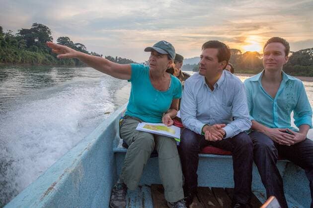 Mexiko - Präsident Nieto im Urwaldgebiet Selva Lacandona December 6, 2016 - Selva Lacandona, Chiapas, Mexico - Mexican President Enrique Pena Nieto and Gov. Manuel Velasco, right, tour the Lacondon jungle by boat as Dr. Julia Carabias Lillo points out features December 6, 2016 in Selva Lacandona, Chiapas, Mexico. The president toured the remote region and declared it a protected biosphere zone for both the habitat and indigenous people. Selva Lacandona Mexico - ZUMAp138 20161206_zaa_p138_048