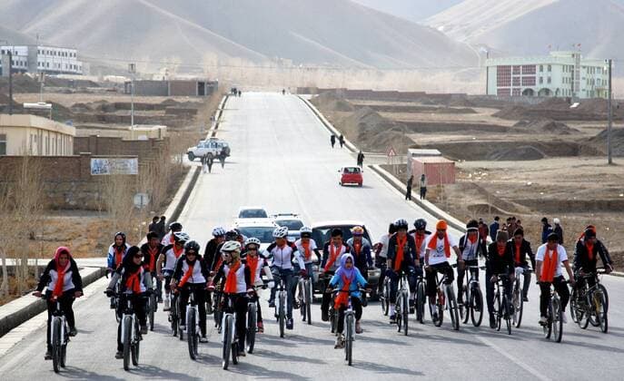 Afghanistan:Kampagne gegen Gewalt gegen Frauen in Bamyan BAMYAN, Dec. 6, 2016 -- Girls and boys pedal bicycle during a campaign against anti-women violence in Bamyan City, Afghanistan, Dec. 6, 2016. Over three dozen youngsters including more than a dozen girls attended the campaign to enhance awareness of women rights and reduce violence against women in the conservative society. ) (SP)AFGHANISTAN-BAMYAN-CYCLING-ANTI-WOMEN VIOLENCE JawidxOmid 