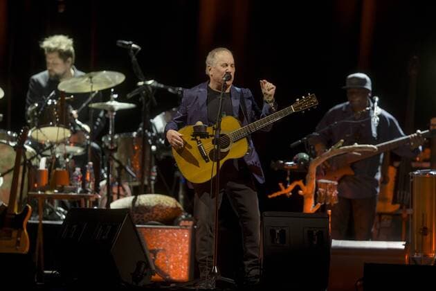 Der US-amerikanische Singer Songwriter PAUL SIMON (75) - vollständiger Name: Paul Frederic Simon - während eines Konzertes in der Arena Leipzig.