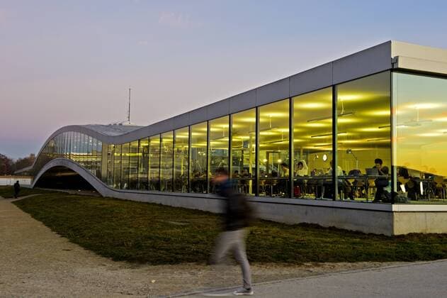 Architektur von SANAA Abends am Rolex Learning Center, Ecole polytechnique federale de Lausanne, EPFL, Lausanne, Schweiz Dawn at the Rolex Learning Center, Ecole polytechnique federale de Lausanne, EPFL, Lausanne, Switzerland