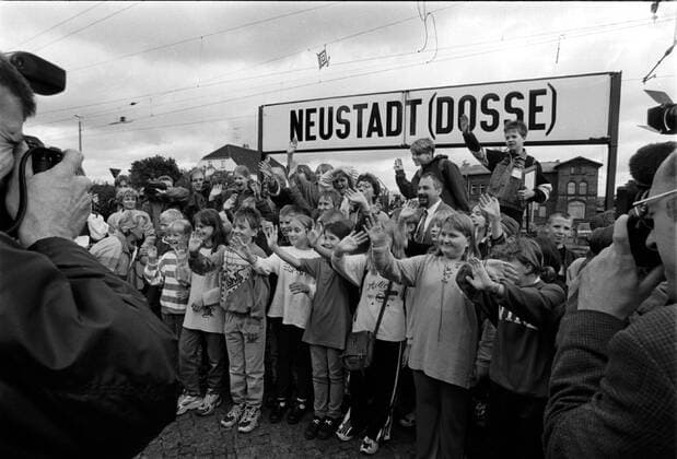 Schulausflug Deutschland, Berlin, 06.07.1998, Presserummel: Schulausflug der Berliner Rotenburg - Grundschule, Klasse 4A, zu einer Schulklasse aus Neustadt Dosse in Brandenburg, es soll ein Zeichen gesetzt werden, dass Berliner Schulklassen sich dennoch ins Umland trauen, obwohl es rassistische Vorfaelle gegeben hat, Mitte: Ingrid Stahmer, Schulsenatorin;