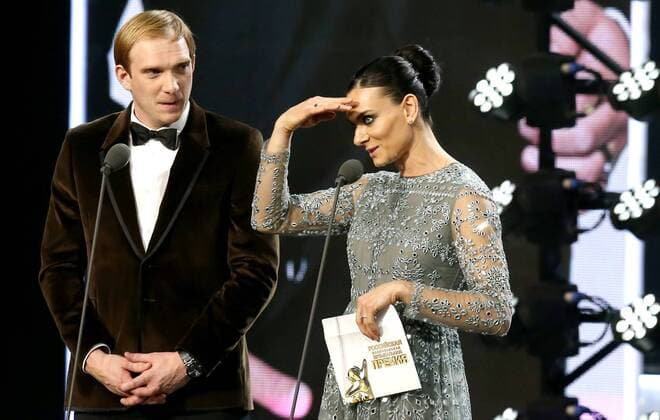 MOSCOW, RUSSIA - DECEMBER 7, 2016: Olympic pole vault champion Yelena Isinbayeva (R) and Russian actor Andrei Burkovsky during the first Russian National Music Awards ceremony at the State Kremlin Palace. Vyacheslav Prokofyev TASS  TS03A492