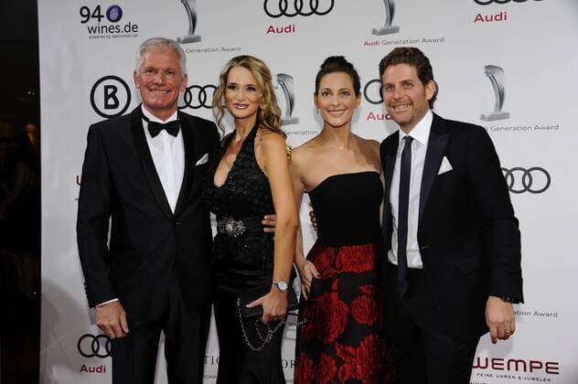 Alexander Schuhmacher (Audi Süd) mit Ehefrau Stefanie und Philip Greffenius mit Ehefrau Evelyn 10 Jahre Audi Generation Award Preis, Auszeichnung Hotel Bayerischer Hof München 07. Dezember 2016