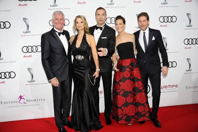 Alexander Schuhmacher (Audi Süd) mit Ehefrau Stefanie, Kai Pflaume und Philip Greffenius mit Ehefrau Evelyn 10 Jahre Audi Generation Award Preis, Auszeichnung Hotel Bayerischer Hof München 07. Dezember 2016
