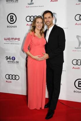 Sven Hannawald mit Ehefrau Melissa (schwanger) 10 Jahre Audi Generation Award Preis, Auszeichnung Hotel Bayerischer Hof München 07. Dezember 2016