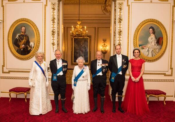 Themen der Woche Bilder des Tages Britische Königsfamilie empfängt Diplomatisches Korps im Buckingham Palace . 08 12 2016. London, United Kingdom. The Duchess of Cornwall, the Prince of Wales, Queen Elizabeth II, the Duke of Edinburgh and the Duke and Duchess of Cambridge at the annual evening reception for members of the Diplomatic Corps at Buckingham Palace, in London.  xROTAx xi-Imagesx IIM-13996-0001
