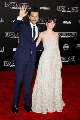 Diego Luna und Felicity Jones, die beiden Schauspieler bei der Rogue One: A Star Wars Story Film Premiere am 10.12.2016 in Hollywood, Los Angeles Rogue One: A Star Wars Story World Premiere in Hollywood, Los Angeles, 2016 