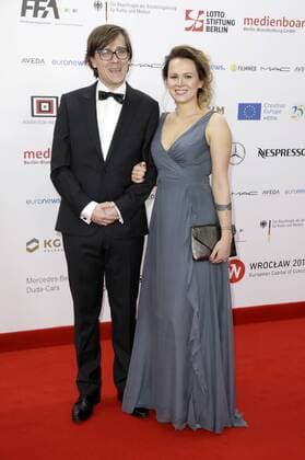 Radoslaw Ochnio mit Belgeitung bei der Verleihung vom 29. Europäischen Filmpreis 2016 29th European Film Awards 2016 im Nationalen Forum für Musik. Breslau, 10.12.2016 Foto:xS.xGabschx xFuturexImage