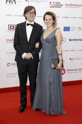 Radoslaw Ochnio mit Belgeitung bei der Verleihung vom 29. Europäischen Filmpreis 2016 29th European Film Awards 2016 im Nationalen Forum für Musik. Breslau, 10.12.2016 Foto:xS.xGabschx xFuturexImage