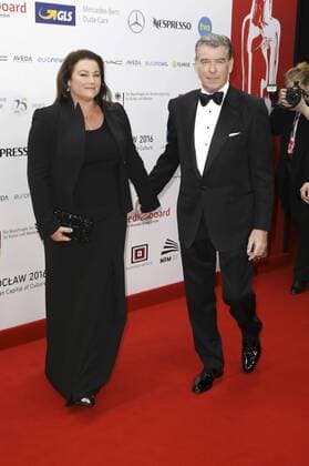 Pierce Brosnan mit Gattin Keely Shaye Smith bei der Verleihung vom 29. Europäischen Filmpreis 2016 29th European Film Awards 2016 im Nationalen Forum für Musik. Breslau, 10.12.2016 Foto:xS.xGabschx xFuturexImage