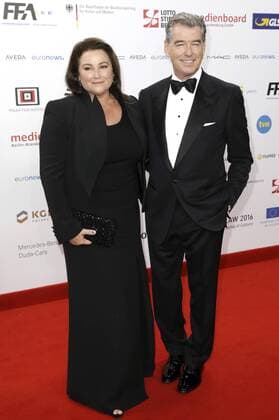 Pierce Brosnan mit Gattin Keely Shaye Smith bei der Verleihung vom 29. Europäischen Filmpreis 2016 29th European Film Awards 2016 im Nationalen Forum für Musik. Breslau, 10.12.2016 Foto:xS.xGabschx xFuturexImage