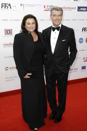 Pierce Brosnan mit Gattin Keely Shaye Smith bei der Verleihung vom 29. Europäischen Filmpreis 2016 29th European Film Awards 2016 im Nationalen Forum für Musik. Breslau, 10.12.2016 Foto:xS.xGabschx xFuturexImage