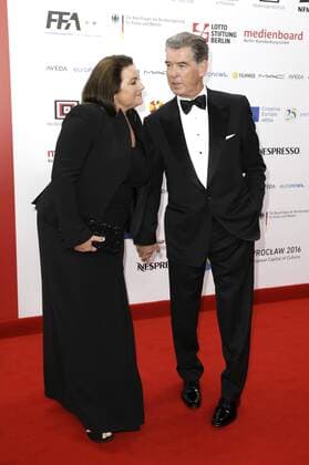 Pierce Brosnan mit Gattin Keely Shaye Smith bei der Verleihung vom 29. Europäischen Filmpreis 2016 29th European Film Awards 2016 im Nationalen Forum für Musik. Breslau, 10.12.2016 Foto:xS.xGabschx xFuturexImage