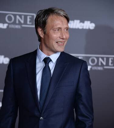 Cast member Mads Mikkelsen attends the premiere of the sci-fi motion picture Rogue One: A Star Wars Story at the Pantages Theatre in the Hollywood section of Los Angeles on December 10, 2016. Storyline: The Rebellion makes a risky move to steal the plans to the Death Star, setting up the epic saga to follow.  LAP2016121040 JIMxRUYMEN