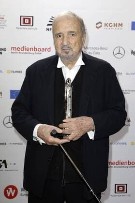 Jean-Claude Carriere mit dem Preis für sein Lebenswerk bei der Verleihung vom 29. Europäischen Filmpreis 2016 29th European Film Awards 2016 im Nationalen Forum für Musik. Breslau, 10.12.2016 Foto:xS.xGabschx xFuturexImage