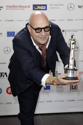 Gianfranco Rosi mit dem Preis für den besten Dokumentarfilm Fuocoammare Seefeuer , bei der Verleihung vom 29. Europäischen Filmpreis 2016 29th European Film Awards 2016 im Nationalen Forum für Musik. Breslau, 10.12.2016 Foto:xS.xGabschx xFuturexImage