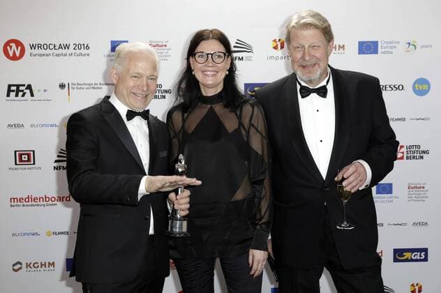 Hannes Holm, Annica Bellander Rune und Rolf Lassgard mit dem Preis für die beste Komödie En man som heter Ove Ein Mann namens Ove , bei der Verleihung vom 29. Europäischen Filmpreis 2016 29th European Film Awards 2016 im Nationalen Forum für Musik. Breslau, 10.12.2016 Foto:xS.xGabschx xFuturexImage