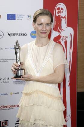Sandra Hüller mit dem Preis für die beste Darstellerin in Toni Erdmann bei der Verleihung vom 29. Europäischen Filmpreis 2016 29th European Film Awards 2016 im Nationalen Forum für Musik. Breslau, 10.12.2016 Foto:xS.xGabschx xFuturexImage