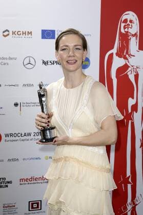 Sandra Hüller mit dem Preis für die beste Darstellerin in Toni Erdmann bei der Verleihung vom 29. Europäischen Filmpreis 2016 29th European Film Awards 2016 im Nationalen Forum für Musik. Breslau, 10.12.2016 Foto:xS.xGabschx xFuturexImage