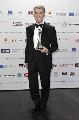 Pierce Brosnan mit dem Preis für die beste europäische Leistung im Weltkino bei der Verleihung vom 29. Europäischen Filmpreis 2016 29th European Film Awards 2016 im Nationalen Forum für Musik. Breslau, 10.12.2016 Foto:xS.xGabschx xFuturexImage