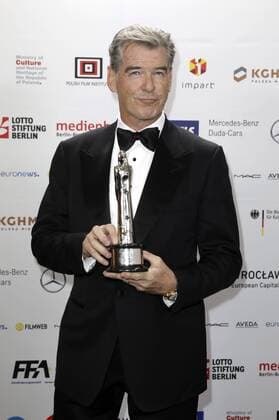 Pierce Brosnan mit dem Preis für die beste europäische Leistung im Weltkino bei der Verleihung vom 29. Europäischen Filmpreis 2016 29th European Film Awards 2016 im Nationalen Forum für Musik. Breslau, 10.12.2016 Foto:xS.xGabschx xFuturexImage
