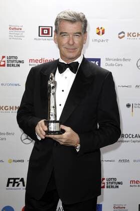 Pierce Brosnan mit dem Preis für die beste europäische Leistung im Weltkino bei der Verleihung vom 29. Europäischen Filmpreis 2016 29th European Film Awards 2016 im Nationalen Forum für Musik. Breslau, 10.12.2016 Foto:xS.xGabschx xFuturexImage
