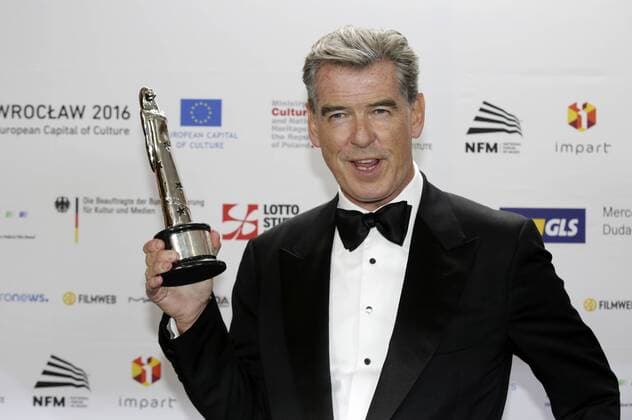 Pierce Brosnan mit dem Preis für die beste europäische Leistung im Weltkino bei der Verleihung vom 29. Europäischen Filmpreis 2016 29th European Film Awards 2016 im Nationalen Forum für Musik. Breslau, 10.12.2016 Foto:xS.xGabschx xFuturexImage