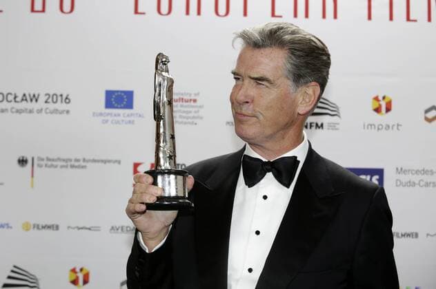 Pierce Brosnan mit dem Preis für die beste europäische Leistung im Weltkino bei der Verleihung vom 29. Europäischen Filmpreis 2016 29th European Film Awards 2016 im Nationalen Forum für Musik. Breslau, 10.12.2016 Foto:xS.xGabschx xFuturexImage