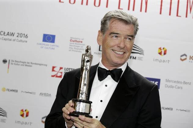 Pierce Brosnan mit dem Preis für die beste europäische Leistung im Weltkino bei der Verleihung vom 29. Europäischen Filmpreis 2016 29th European Film Awards 2016 im Nationalen Forum für Musik. Breslau, 10.12.2016 Foto:xS.xGabschx xFuturexImage