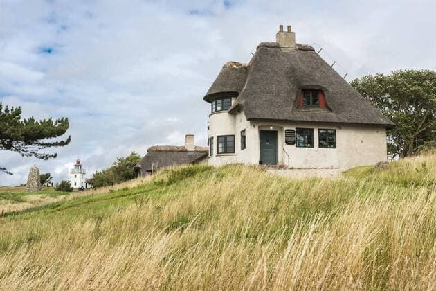  Arbeitshaus von Polarforscher Knud Rasmussen, Gedenkstätte, hinten Gedenkstein und Leuchtturm, Hundested, Region Hovedstaden, Dänemark, Europa Copyright: imageBROKER/HaraldxWenzel-Orf ibxhwo04418729.jpg
