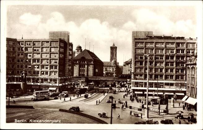 Berlin, Das Straßenleben am Alexanderplatz, U Bahn Station
