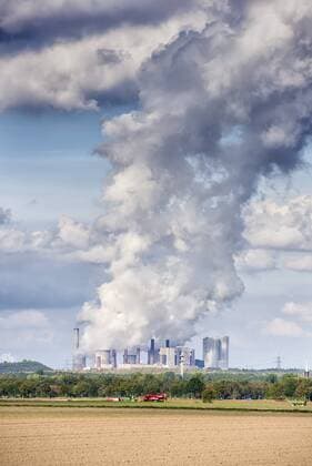 IMAGO Nature: Unsere Erde, Energiequellen, Kohlekraftwerke Kohlekraftwerk mit Emissionen im Rhein-Erft-Kreis