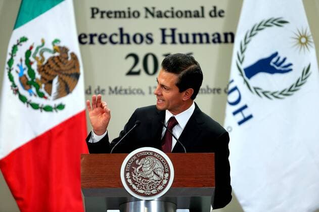 Mexico s President Enrique Pena Nieto arwards the posthumous National Human Rights Prize to German-Mexican sociologist and anthropologist Rodolfo Stavenhagen for his work defending the rights of indigenous communities, received by his widow Elia Del Carmen Gutierrez, during a ceremony at Los Pinos presidential residence in Mexico City, Mexico, 12 December 2016. EFE Jose Mendez PENA NIETO AWARDS NATIONAL HUMAN RIGHTS PRIZE IN MEXICO !ACHTUNG: NUR REDAKTIONELLE NUTZUNG!  MEX001 20161212-636171748170823802