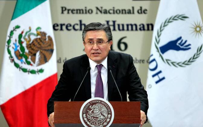 Mexico s Human Rights National Commissioner Raul Gonzalez speaks during the posthumous awarding of the National Human Rights Prize to German-Mexican sociologist and anthropologist Rodolfo Stavenhagen for his work defending the rights of indigenous communities, received by his widow Elia Del Carmen Gutierrez, during a ceremony at Los Pinos presidential residence in Mexico City, Mexico, 12 December 2016. EFE Jose Mendez PENA NIETO AWARDS NATIONAL HUMAN RIGHTS PRIZE IN MEXICO !ACHTUNG: NUR REDAKTIONELLE NUTZUNG!  MEX001 20161212-636171748841160099