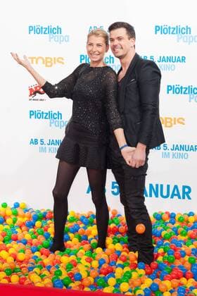 Giulia Siegel mit Freund Ludwig Heer - Premiere PLOETZLICH PAPA im Zoo Palast in Berlin am 12.12.2016. Premiere PLOETZLICH PAPA