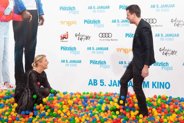Giulia Siegel mit Freund Ludwig Heer - Premiere PLOETZLICH PAPA im Zoo Palast in Berlin am 12.12.2016. Premiere PLOETZLICH PAPA