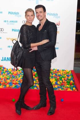 Giulia Siegel mit Freund Ludwig Heer - Premiere PLOETZLICH PAPA im Zoo Palast in Berlin am 12.12.2016. Premiere PLOETZLICH PAPA