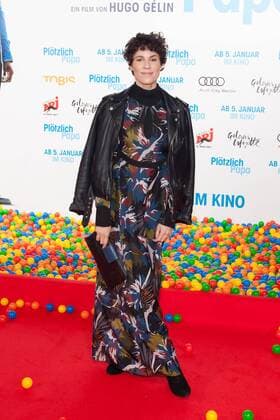 Jasmin Gerat - Premiere PLOETZLICH PAPA im Zoo Palast in Berlin am 12.12.2016. Premiere PLOETZLICH PAPA