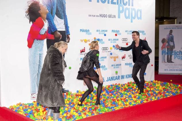 Barbara Schöne und Giulia Siegel mit Freund Ludwig bei der Premeire des Kinofilms Plötzlich Papa Demain tout commence im Zoo Palast. Berlin, 12.12.2016 Foto:xK.xWernerx xFuturexImage