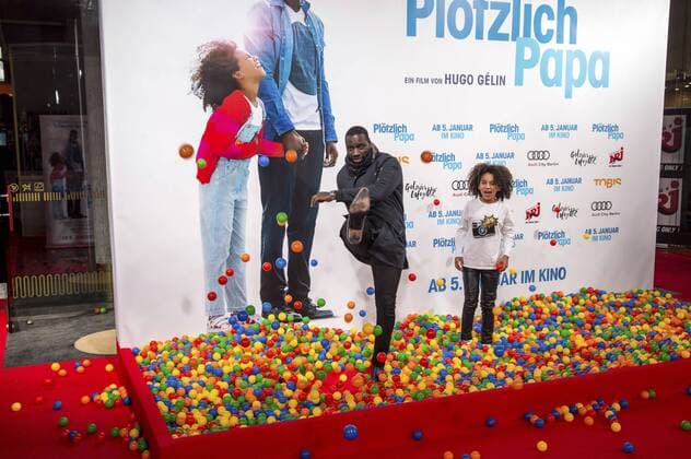 Omar Sy und Gloria Colston bei der Premeire des Kinofilms Plötzlich Papa Demain tout commence im Zoo Palast. Berlin, 12.12.2016 Foto:xK.xWernerx xFuturexImage