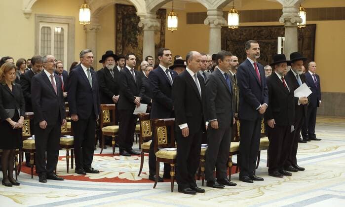 Spain s King Felipe VI (C, first row), stands next to Spanish Justice Minister, Rafael catala (2L), the President of Spanish Jewish Communities, Isaac Querub (L), the president of the European Rabbi Conference and Chief Rabbi of Moscow, Pinchas Goldschmidt (2R), and Chief Rabbi of Madrid, Moshe Bendahan, as they observe a minute of silence in tribute to victims of the recent attack in Israel, during the Lord Jakobovits Award 2016 handover ceremony at the Palace of El Pardo in Madrid, Spain, 13 December 2016. King Felipe VI received the Lord Jakobovits Prize given by the European Rabbi Conference for his support to European Jewish people. King Felipe VI awarded with the Lord Jakobovits Prize !ACHTUNG: NUR REDAKTIONELLE NUTZUNG!  GRA132 20161213-636172351080467023