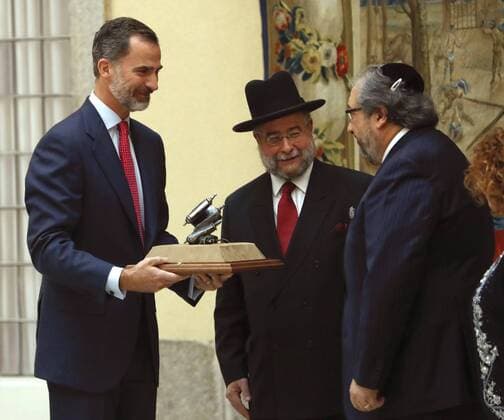 Spain s King Felipe VI (L) receives the Lord Jakobovits Award 2016 from the president of the European Rabbi Conference and Chief Rabbi of Moscow, Pinchas Goldschmidt (C), for his support to European Jewish People, during a handout ceremony held at the Palace of El Pardo in Madrid, Spain, 13 December 2016. King Felipe VI awarded with the Lord Jakobovits Prize !ACHTUNG: NUR REDAKTIONELLE NUTZUNG!  GRA133 20161213-636172360789225778