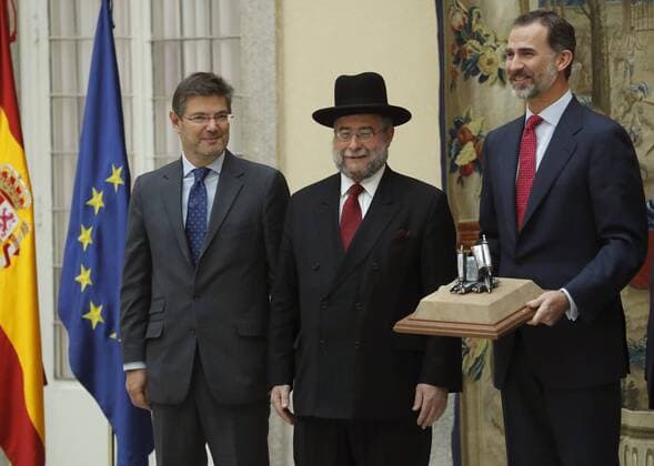 Bilder des Tages Spain s King Felipe VI (R) receives the Lord Jakobovits Award 2016 from the president of the European Rabbi Conference and Chief Rabbi of Moscow, Pinchas Goldschmidt (C), for his support to European Jewish People as Spanish Minister of Justice, Rafael Catala, looks on during a handout ceremony held at the Palace of El Pardo in Madrid, Spain, 13 December 2016. King Felipe VI awarded with the Lord Jakobovits Prize !ACHTUNG: NUR REDAKTIONELLE NUTZUNG!  GRA133 20161213-636172361460030078