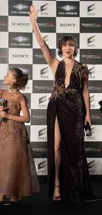 Actress Milla Jovovich(R) and her daughter Ever Anderson attend the world premiere for the film Resident Evil: The Final Chapter in Tokyo, Japan on December 13, 2016.  TKP2016121316 KEIZOxMORI