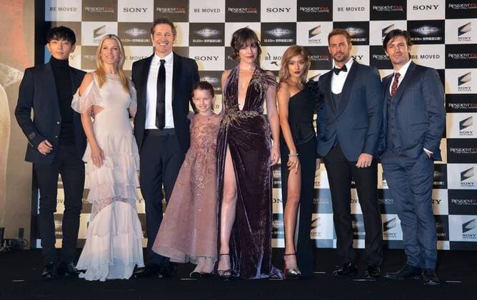 Weltpremiere Resident Evil: The Final Chapter in Tokio (L-R)Korean actor Joon-Gi Lee, actress Ali Larter, Director Paul W.S. Anderson, Ever Anderson, actress Milla Jovovich, Japanese model Rola, actor William Levy and Eoin Macken attend the world premiere for the film Resident Evil: The Final Chapter in Tokyo, Japan on December 13, 2016.  TKP2016121301 KEIZOxMORI