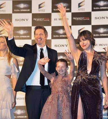 Weltpremiere Resident Evil: The Final Chapter in Tokio (L-R)Director Paul W.S. Anderson, his daughter Ever Anderson and actress Milla Jovovich attend the world premiere for the film Resident Evil: The Final Chapter in Tokyo, Japan on December 13, 2016.  TKP2016121305 KEIZOxMORI